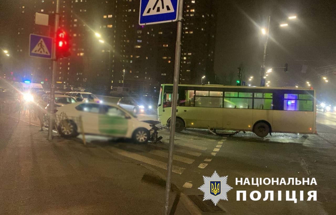 Смертельне ДТП з маршруткою у Києві: подробиці трагедії та наслідки - 1