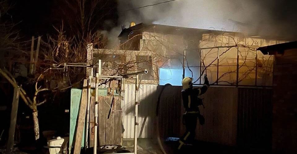 Пожежа в Києві: приватний будинок на Таращанській горів, є постраждалий - 1