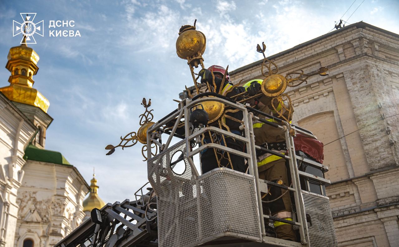 У Києві рятувальники демонтували аварійний хрест із купола храму - 2