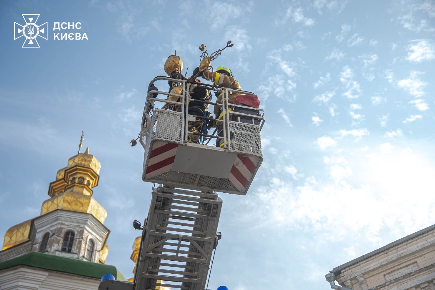 У Києві рятувальники демонтували аварійний хрест із купола храму - 3