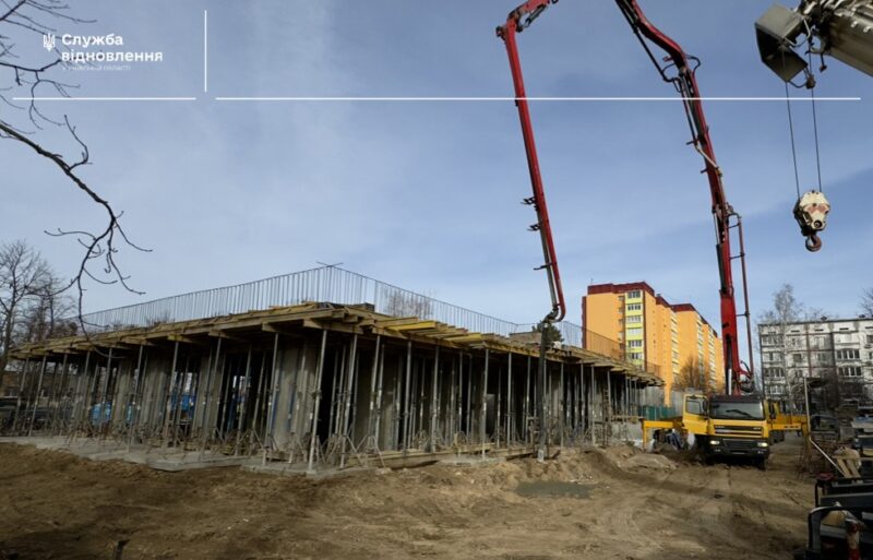 У Василькові зводять нову дев'ятиповерхівку замість зруйнованої ракетою - 1