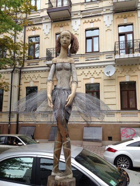 Скульптура юна балерина