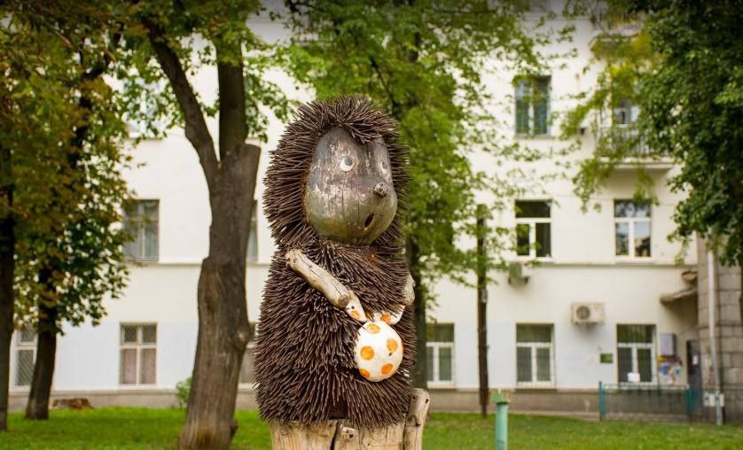 Скульптура їжачок у тумані