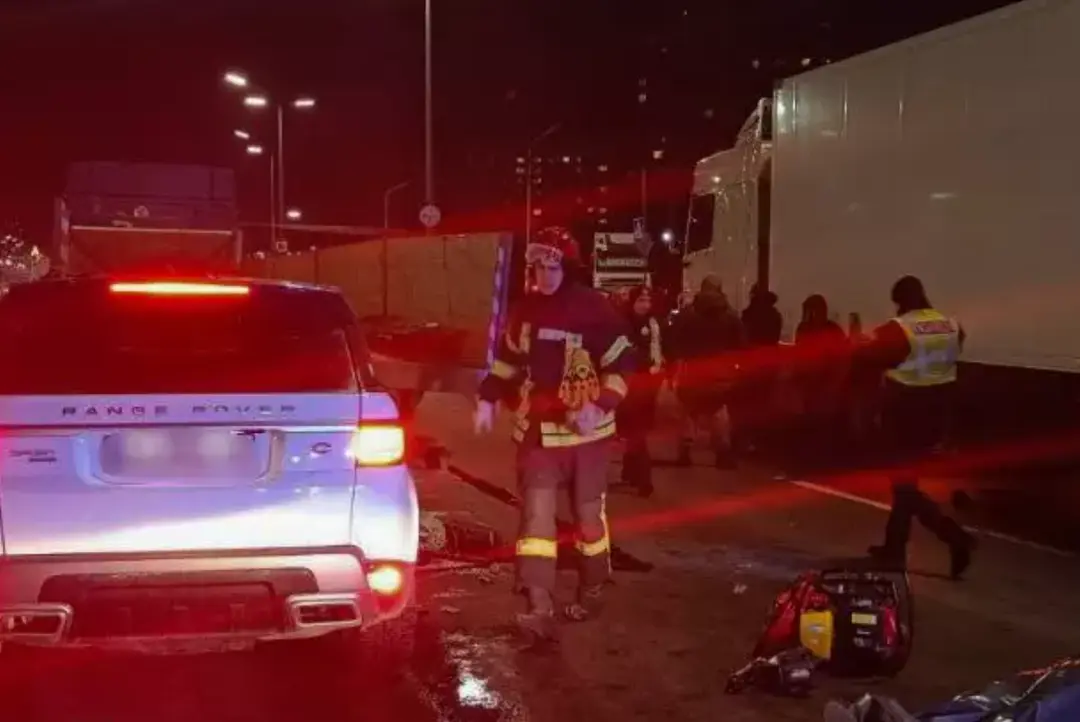 У Києві водій Range Rover загинув у ДТП з вантажівкою - 2