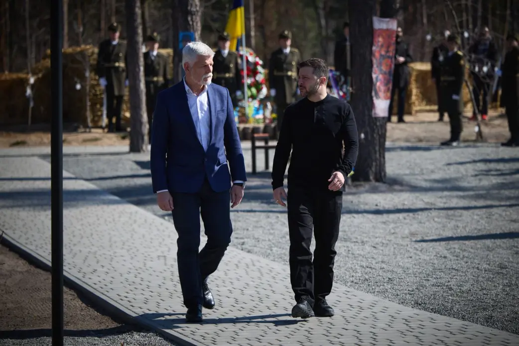 У Мощуні Зеленський і Павел вшанували полеглих героїв: символ єдності й вдячності - 1