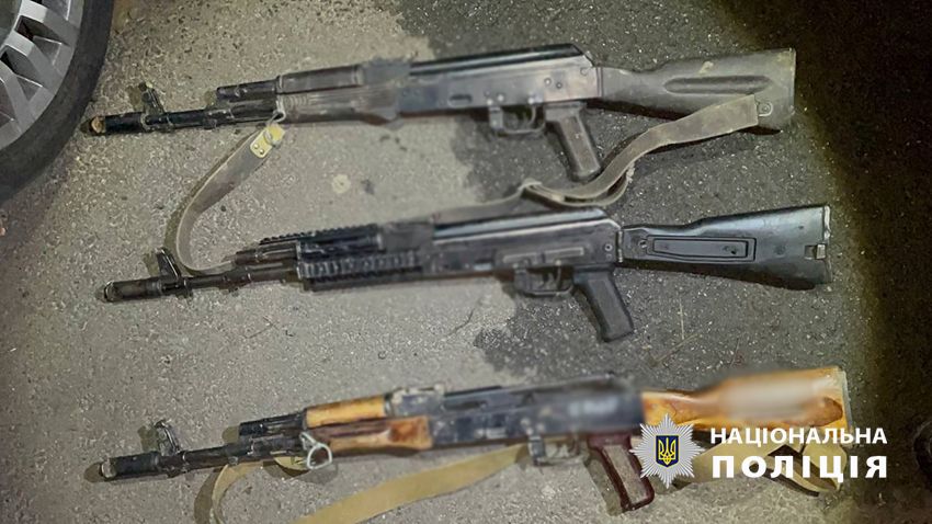 Затримання торговця зброєю у Києві: три автомати, арсенал в авто та арешт - 1