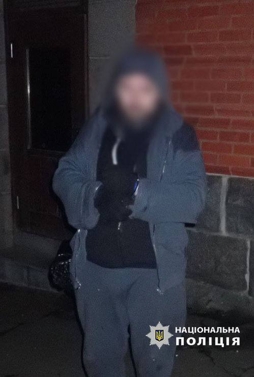 У Києві затримали чоловіка за спробу крадіжки антикварних статуеток - 4