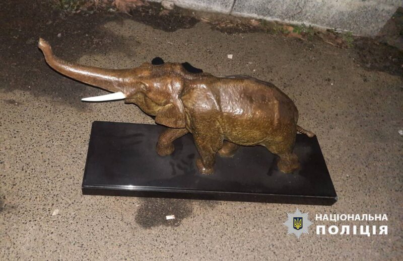 У Києві затримали чоловіка за спробу крадіжки антикварних статуеток - 1