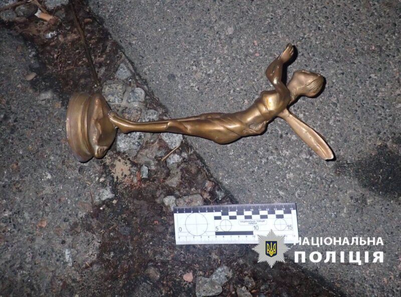 У Києві затримали чоловіка за спробу крадіжки антикварних статуеток - 3