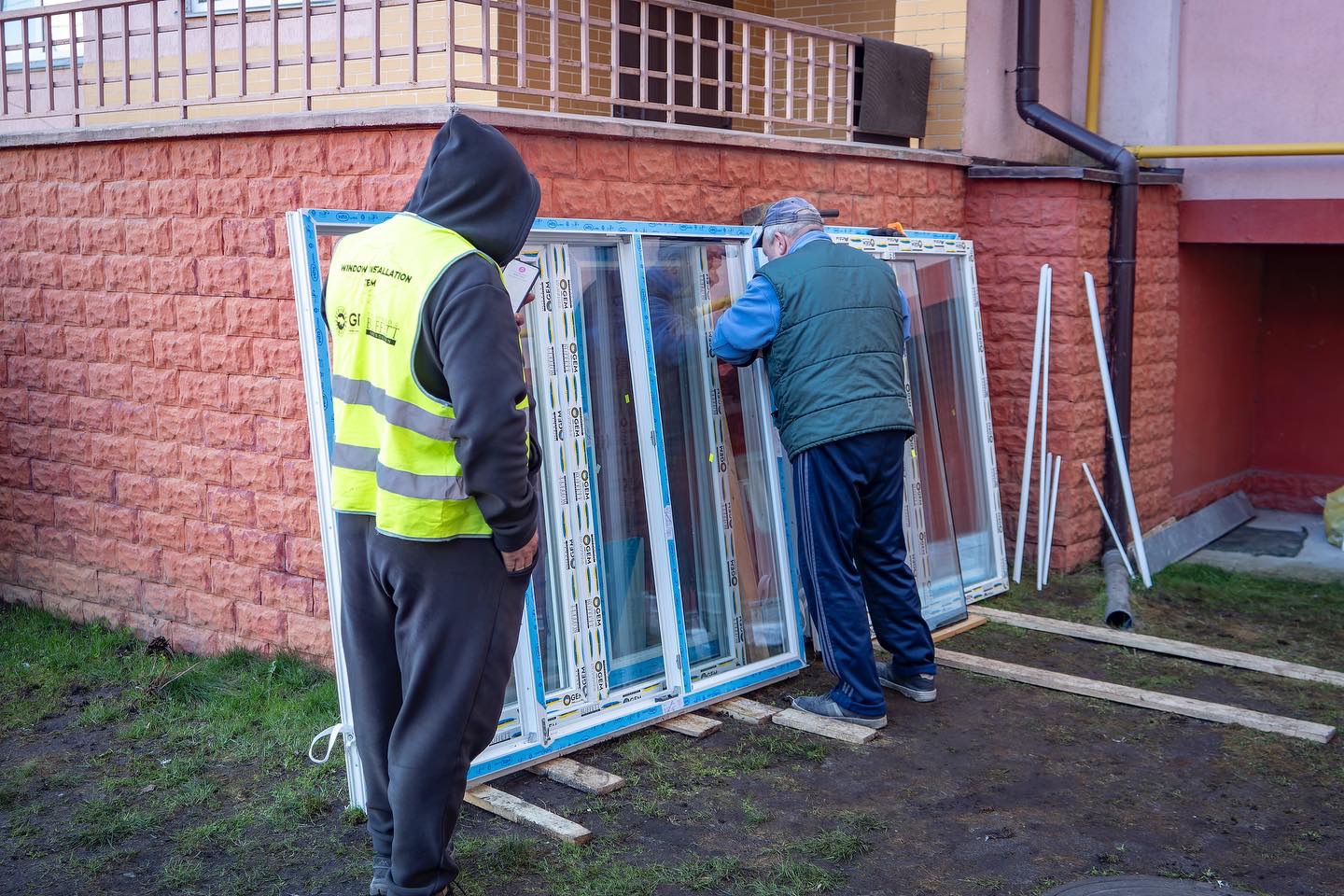 У Бучі триває заміна вікон у будинках, пошкоджених під час атаки дронів - 1