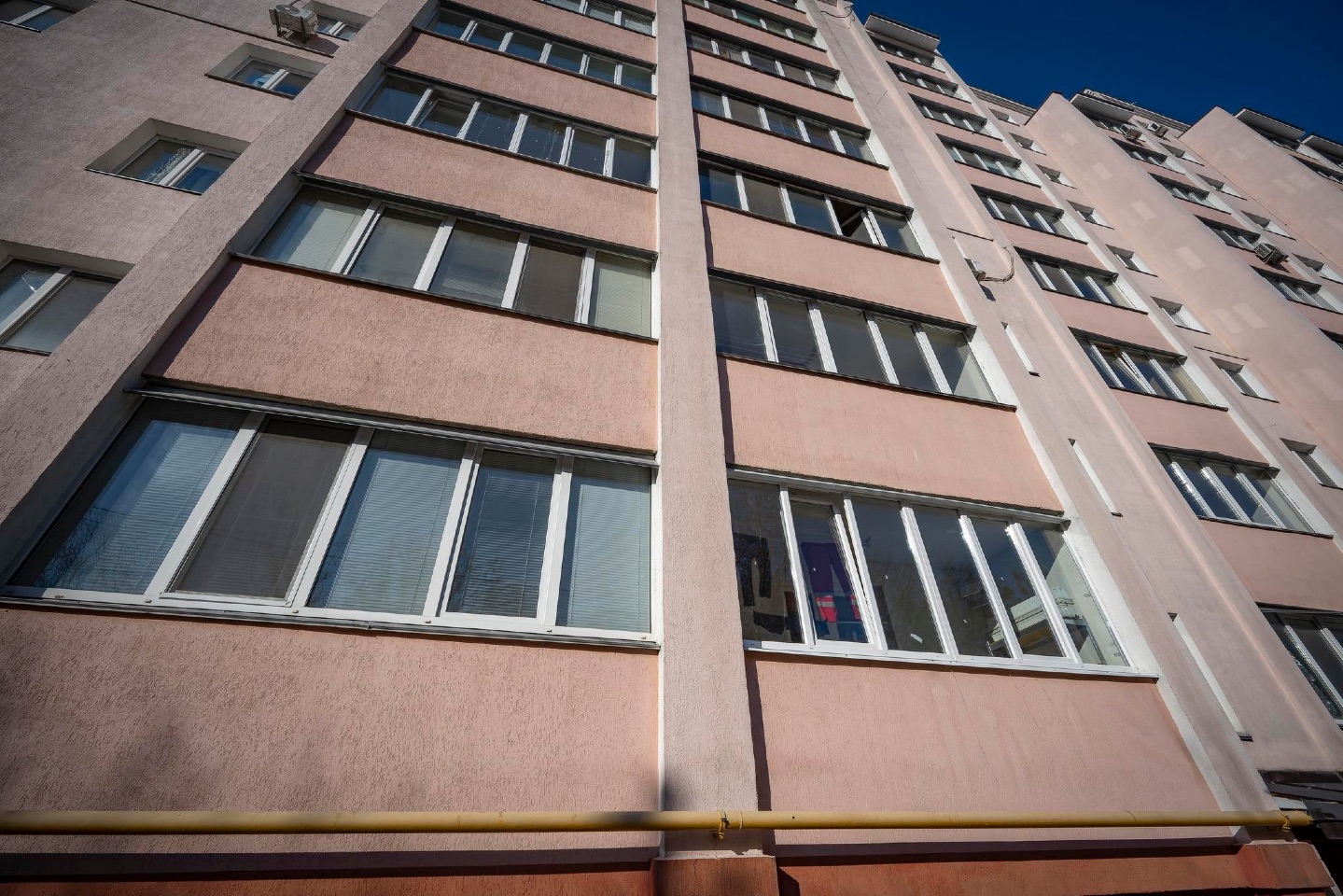 У Бучі триває заміна вікон у будинках, пошкоджених під час атаки дронів - 3