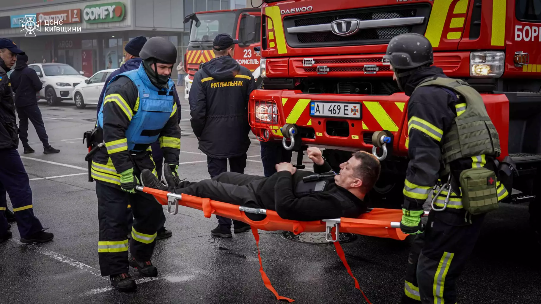 У Бориспільському районі рятувальники відпрацювали сценарій удару БпЛА по ТРЦ - 3