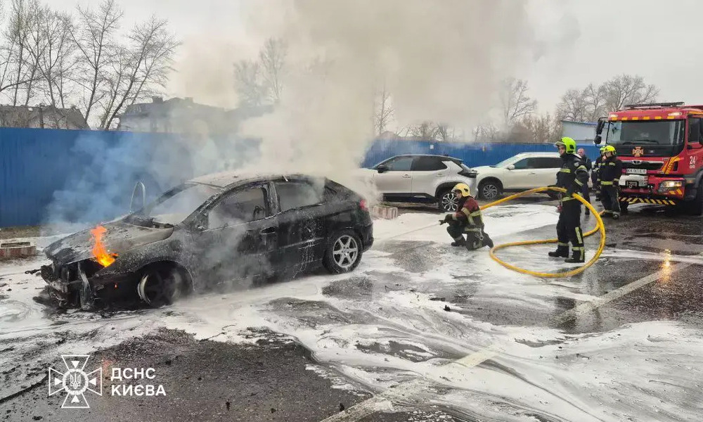 У Києві під час руху загорівся легковик: інцидент у Дарницькому районі - 1