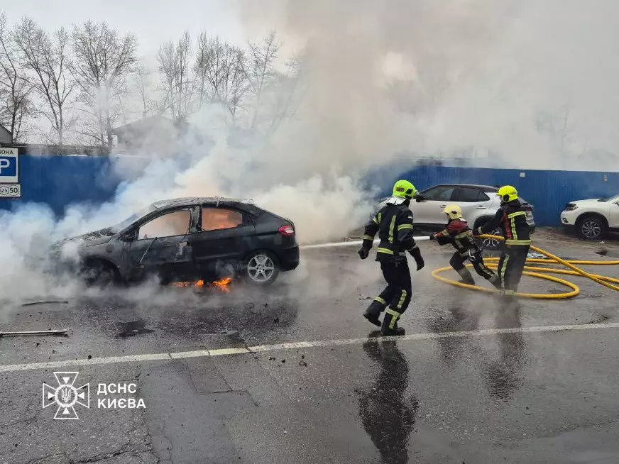 У Києві під час руху загорівся легковик: інцидент у Дарницькому районі - 2