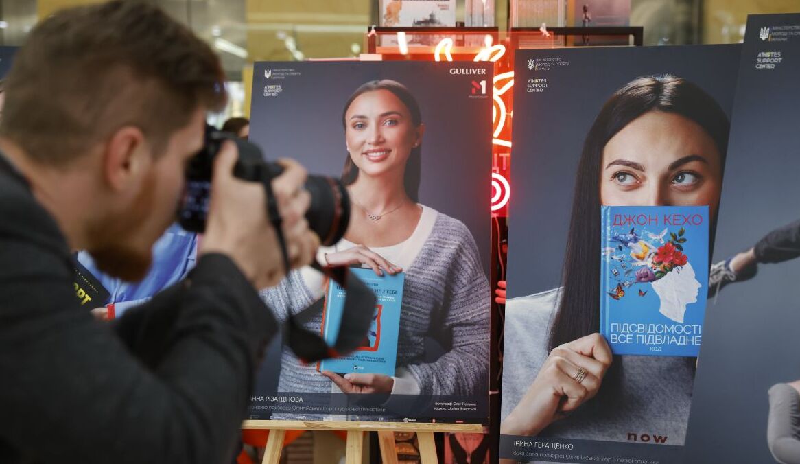 У ТРЦ Gulliver презентували фотопроєкт «Спорт читає»: коли чемпіони надихають книгою - 2