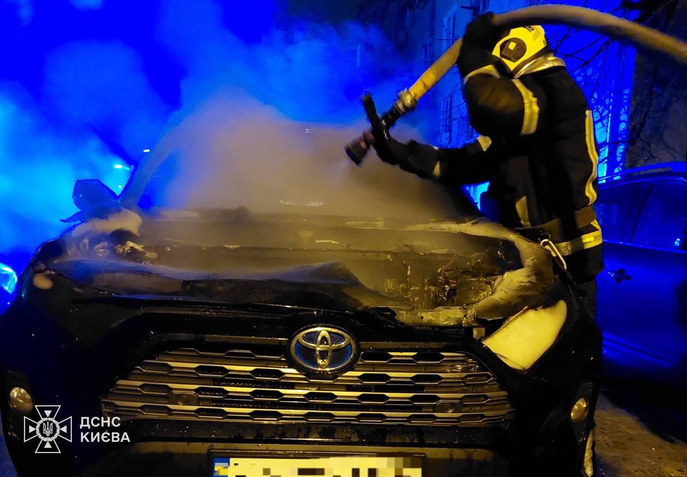 Нічна пожежа в Києві: авто спалахнуло біля багатоповерхівки - 1