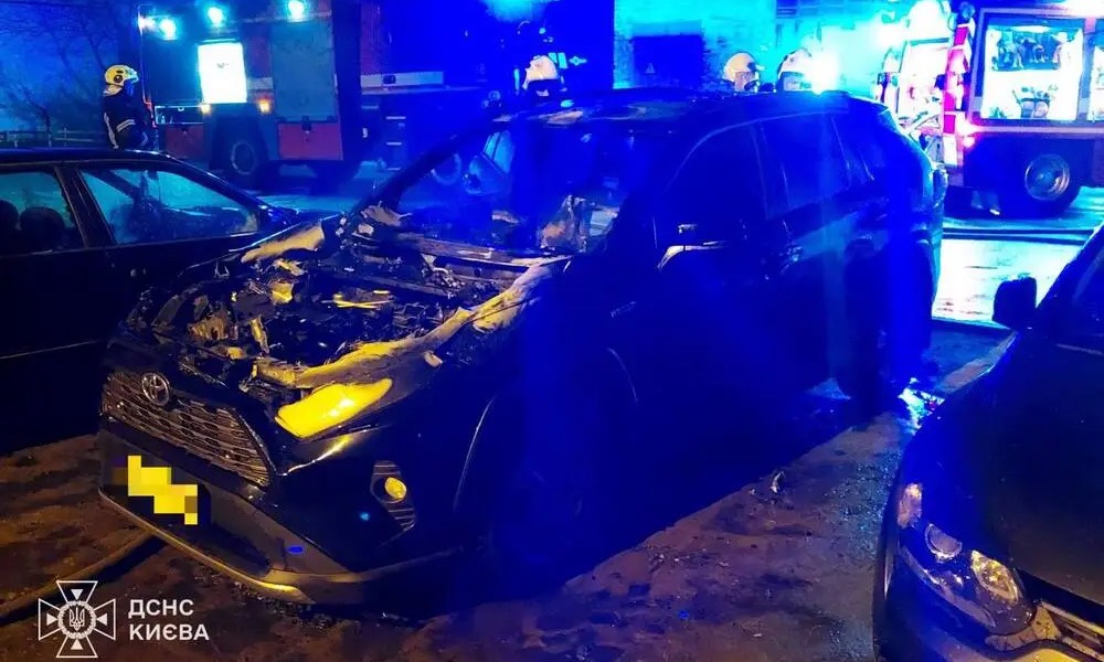 Нічна пожежа в Києві: авто спалахнуло біля багатоповерхівки - 2