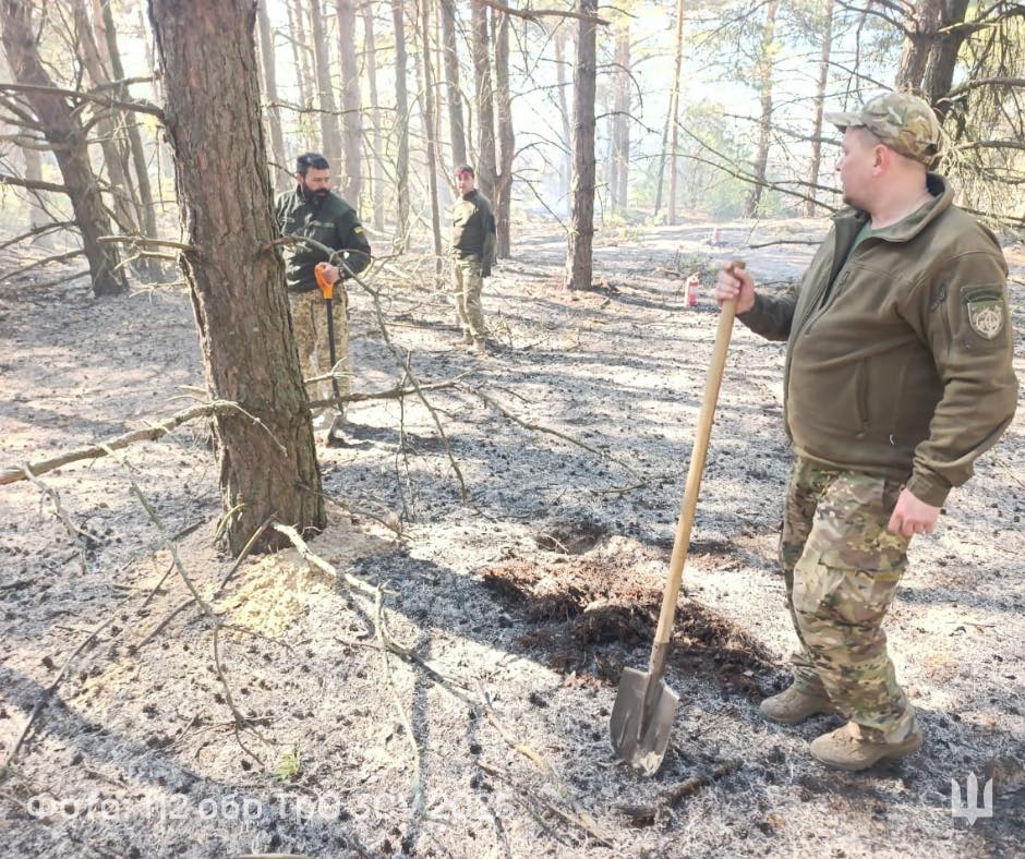 Київські тероборонівці врятували оселі від лісової пожежі після атаки ворога - 1
