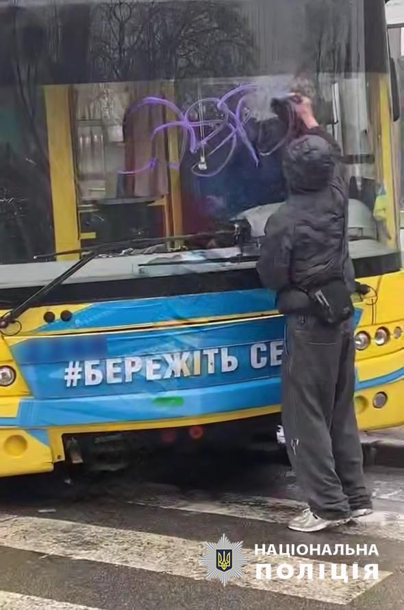 Скандал у Києві: молодики розмалювали тролейбус після ДТП і потрапили в поліцію - 1