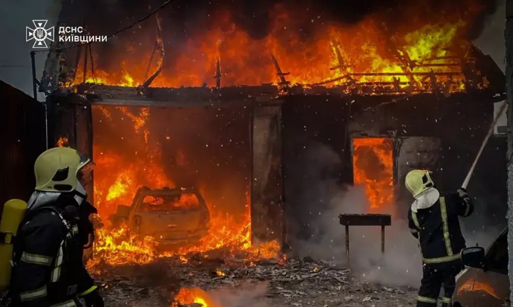 У Гостомелі сталась пожежа в гаражі: двоє чоловіків у лікарні з опіками - 1