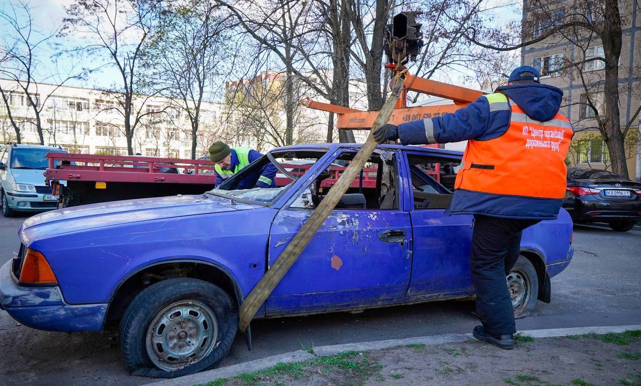 У Києві прибрали 14 покинутих авто на Оболоні за один день - 1