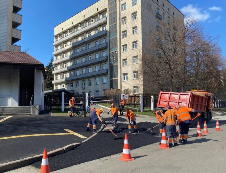 У Києві облаштували безбар’єрні підходи до лікарень у двох районах - 1