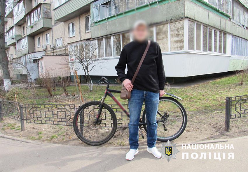 У Києві рецидивіст вкрав велосипед кур’єра серед білого дня - 1