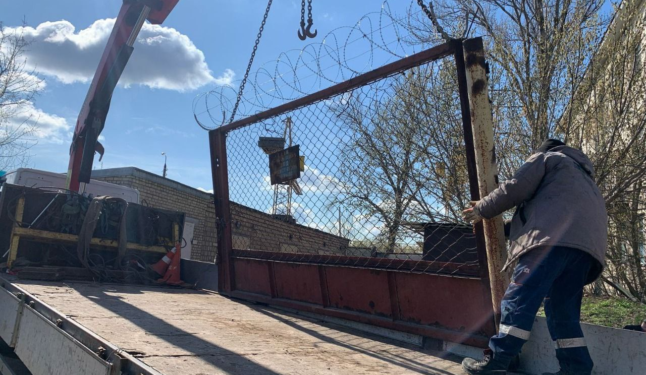 У Києві демонтували незаконні огорожі: де і чому їх прибрали - 1