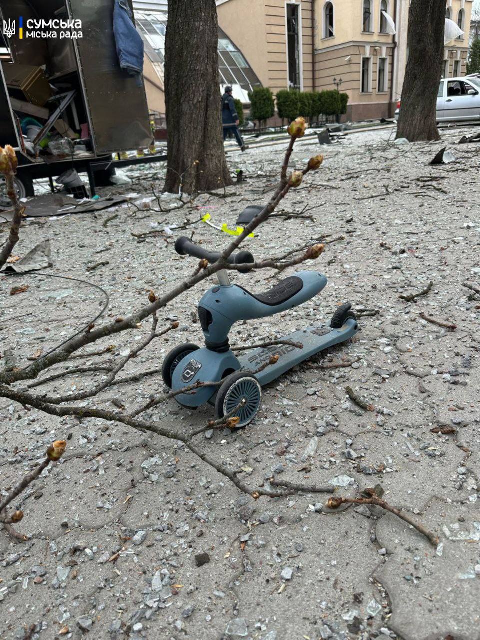 Ракетний удар по центру Сум: балістика влучила в тролейбус - 4