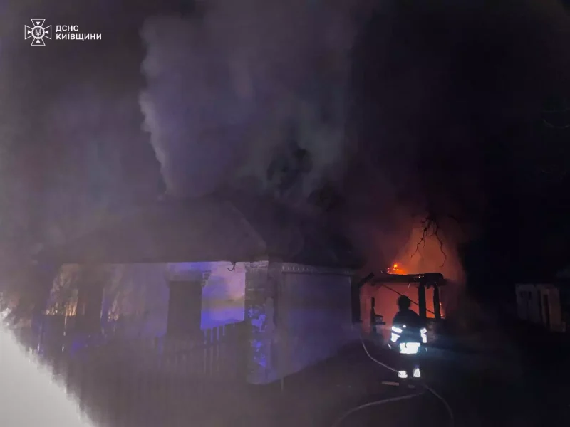 Рятувальники Київщини врятували жінку з палаючого будинку: подробиці інциденту - 1