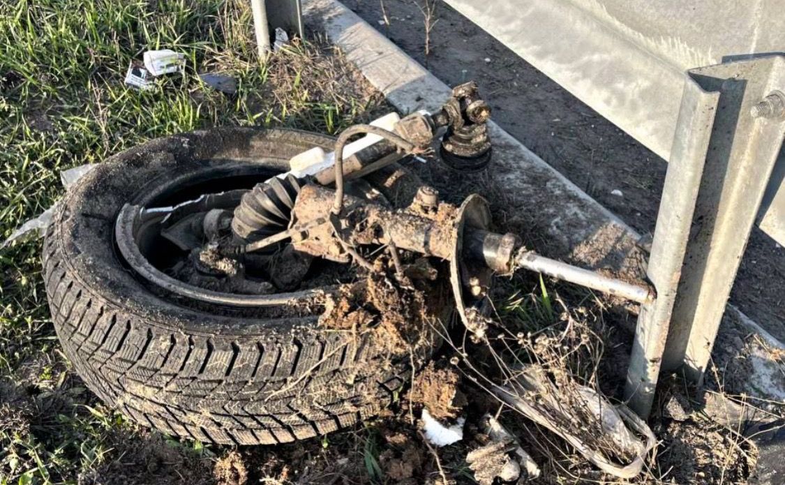 П’яний водій на Київщині врізався у відбійник і «втратив» колесо - 1