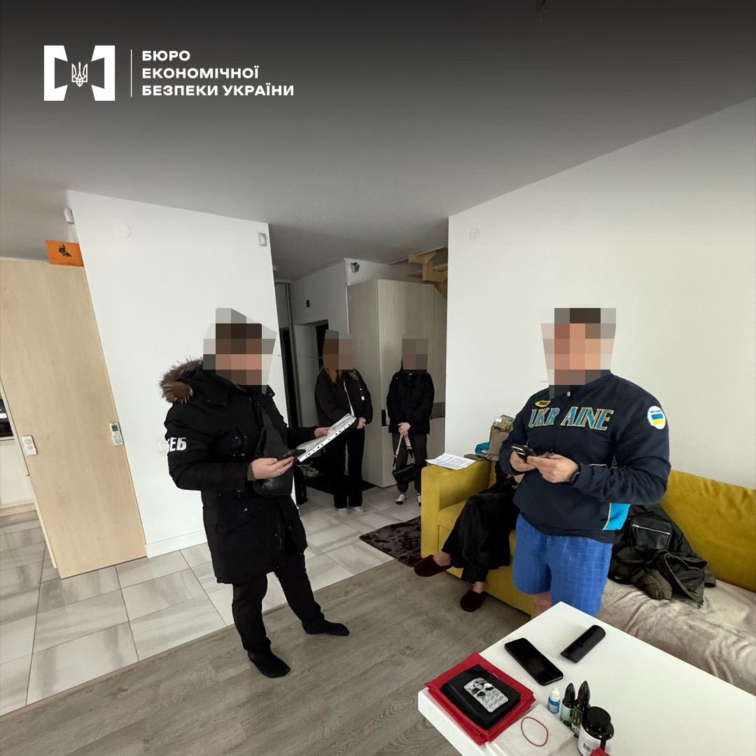 У Києві затримано фальшивомонетників, які купували гаджети за підроблені долари - 1
