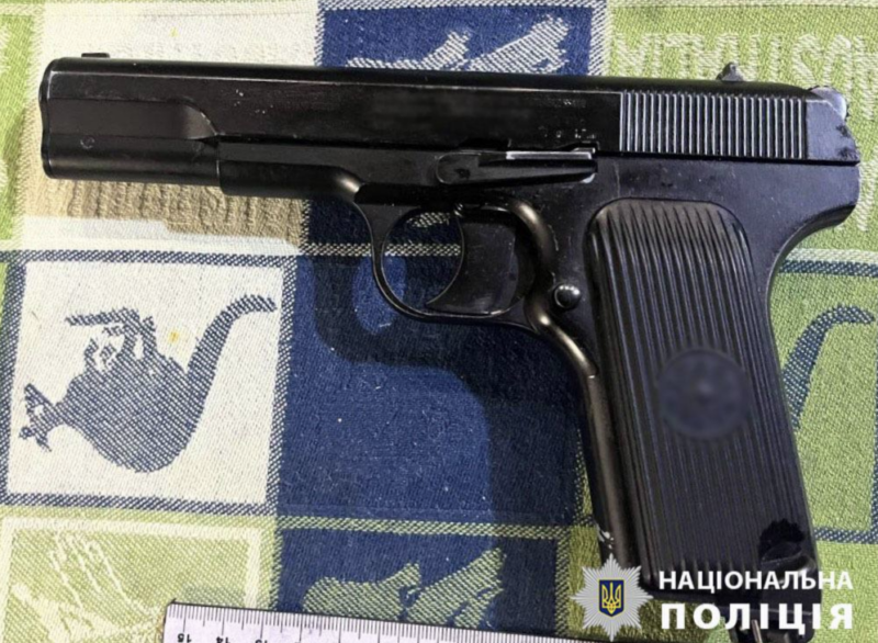 У Голосіївському районі Києва чоловік погрожував ножем та вибухівкою - 1