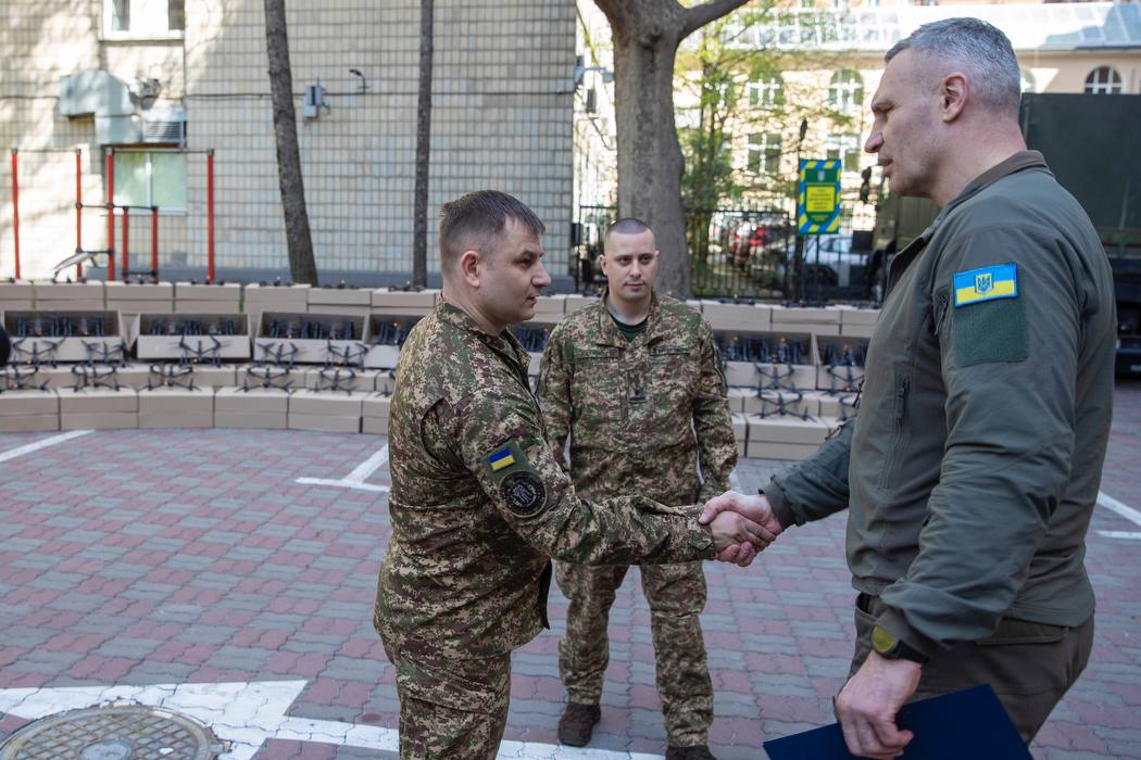 Київ передав 1,1 тисячі дронів для захисників на фронті: чергова партія допомоги - 2