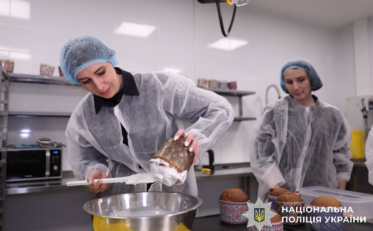 Жінки-поліцейські Київщини спекли паски для бійців: акція підтримки - 1