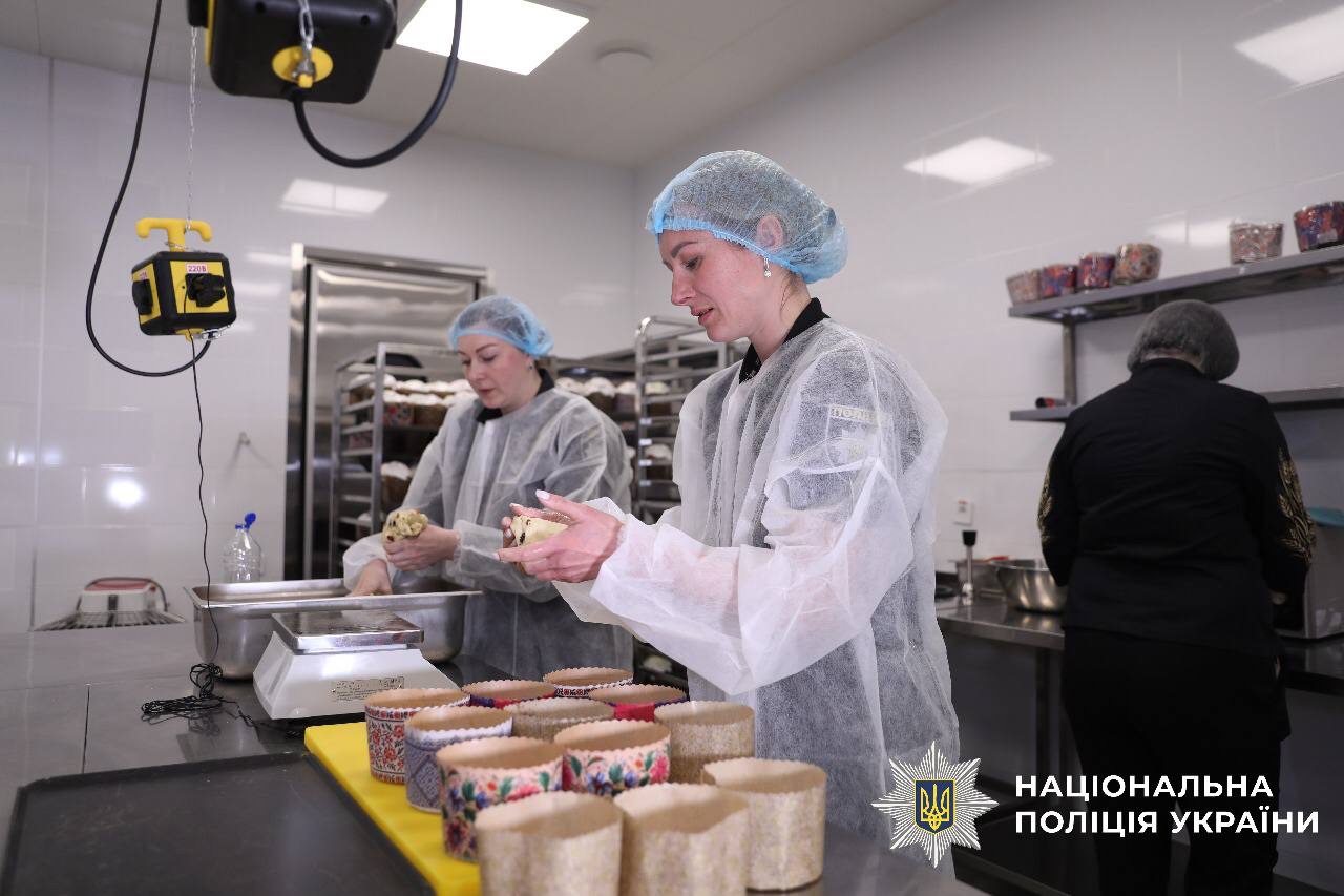Жінки-поліцейські Київщини спекли паски для бійців: акція підтримки - 2