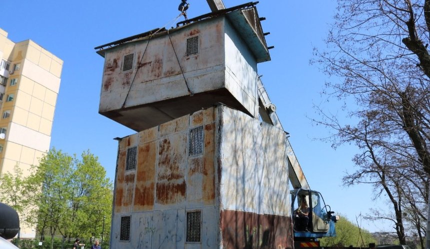 У Києві демонтували «триповерховий голуб’ятник» з гаражів - 1