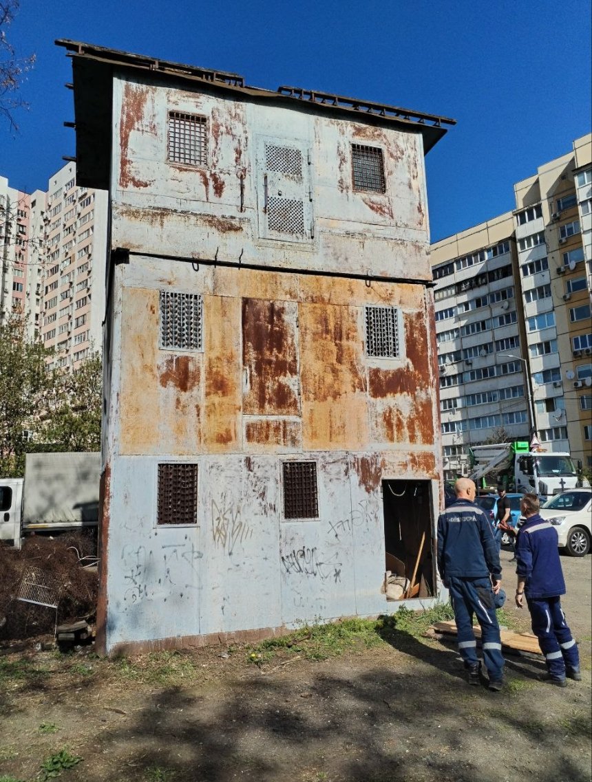 У Києві демонтували «триповерховий голуб’ятник» з гаражів - 2