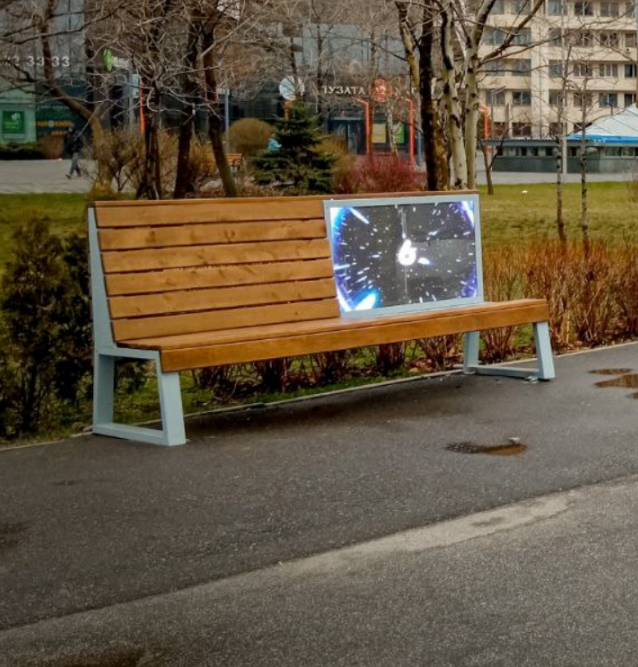 У Києві з’явилися лавки з рекламними екранами: новий вигляд міського простору - 1
