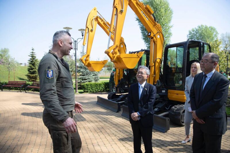 Київ отримав 13 міні-екскаваторів від Японії: новий етап відновлення столиці - 1