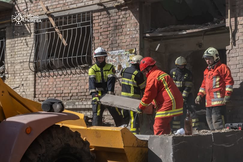 У Києві завершили ліквідацію наслідків обстрілу у Святошинському районі - 1
