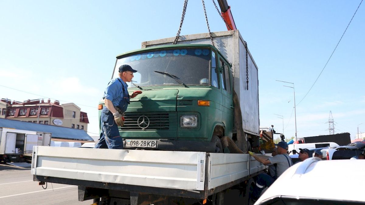 Троєщина змінюється: на вулиці Героїв Енергетиків прибрали старі автолавки та склади - 1