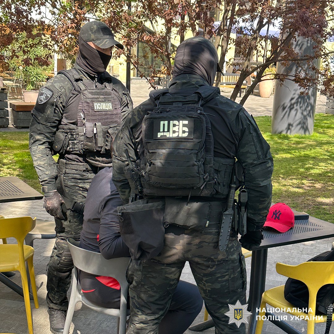 У Києві затримали шахрая, який обіцяв працевлаштування в поліції за гроші - 2