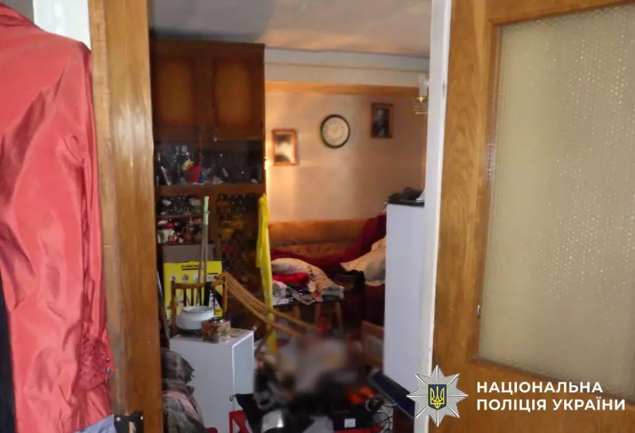 У Києві син жорстоко побив матір і залишив її помирати - 1