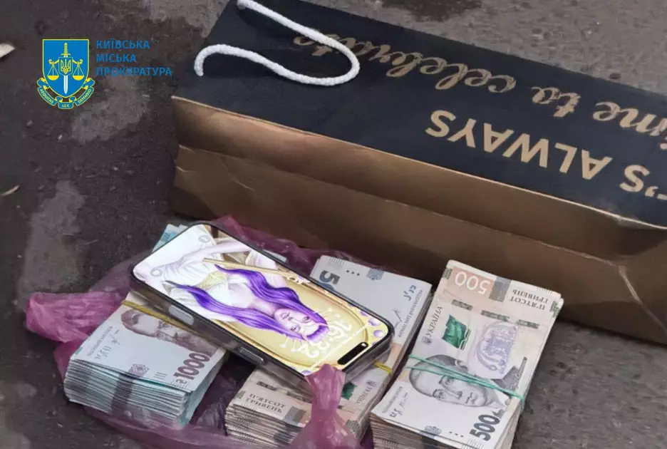 У Києві посадовиця вимагала хабар у пораненого військового за підтвердження інвалідності - 1