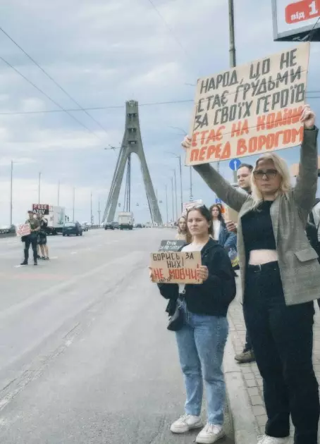 У Києві відбулася акція на підтримку військовополонених: мешканці нагадали про героїв, які чекають на повернення - 1