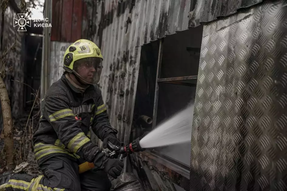У Гідропарку в Києві сталася масштабна пожежа: ДСНС оперативно ліквідувала загоряння - 3