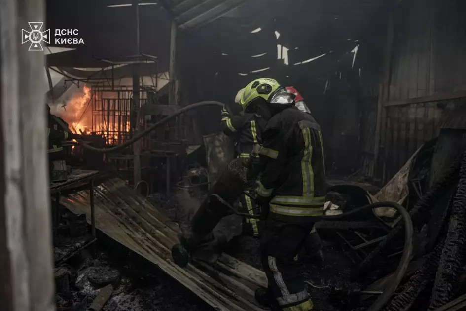 У Гідропарку в Києві сталася масштабна пожежа: ДСНС оперативно ліквідувала загоряння - 2