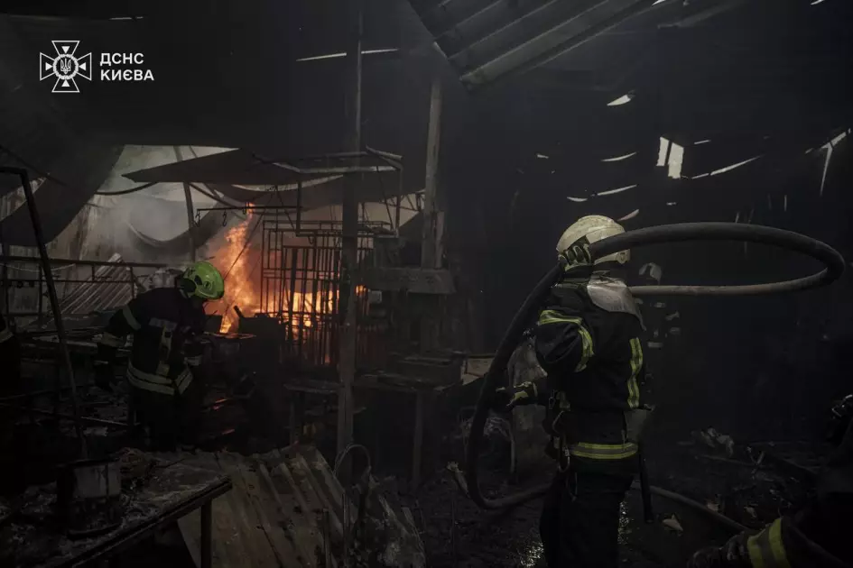 У Гідропарку в Києві сталася масштабна пожежа: ДСНС оперативно ліквідувала загоряння - 1