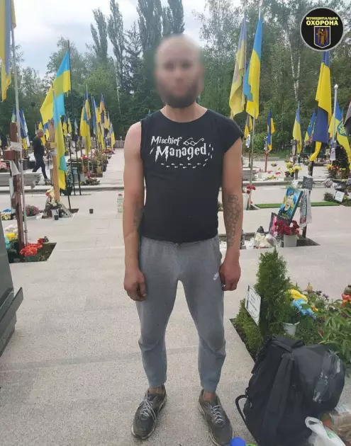 У Києві затримали чоловіка, який крав речі з могил військових - 2